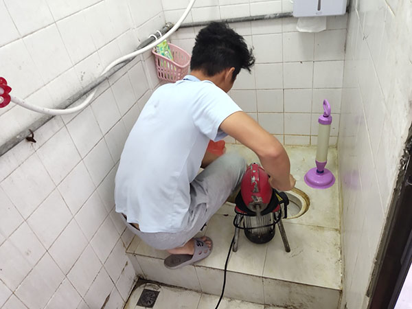 成华管道堵塞冒臭气 专业师傅现场解决问题